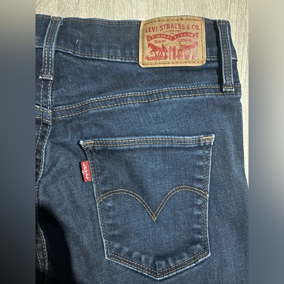 Levi’s Slimming Skinny Jeans - Picture 5 of 9